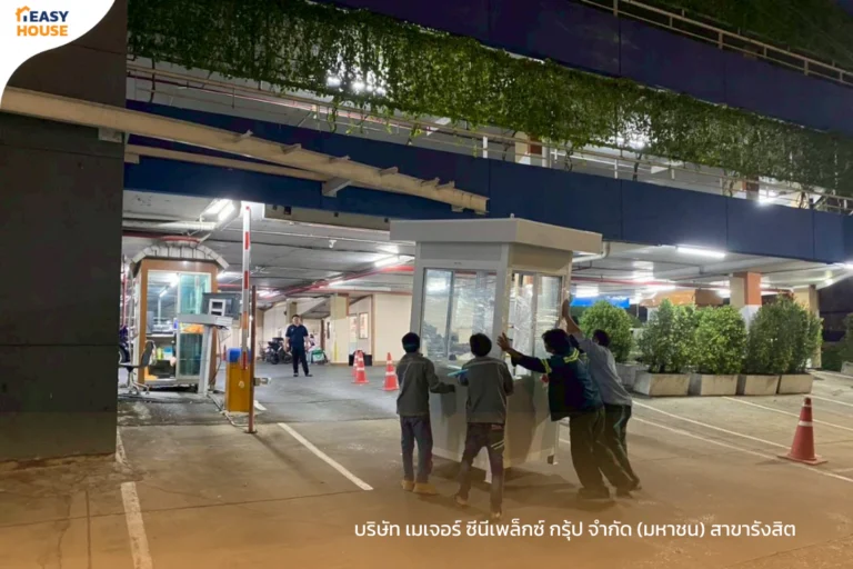 ทีมงานติดตั้งป้อมยามสำเร็จรูปด้วยรถเครนที่หน้างาน