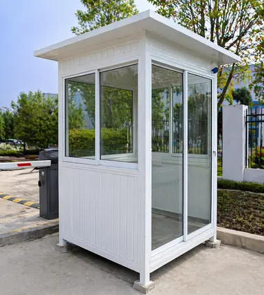 ป้อมยามสำเร็จรูปสีขาว บานเลื่อนกระจกรอบด้าน ติดตั้งกลางแจ้ง